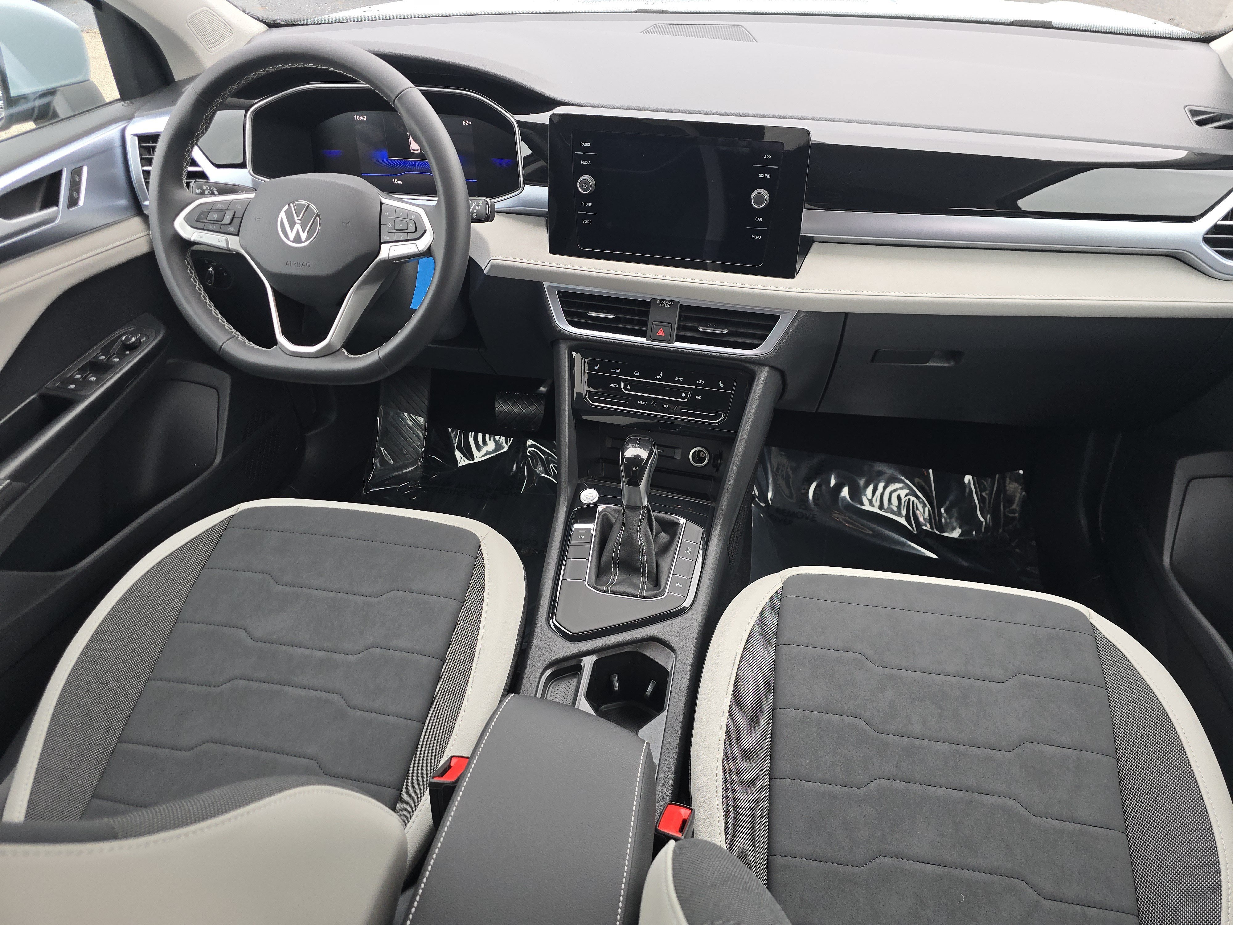New 2027 Volkswagen Taos SE FWD image 17