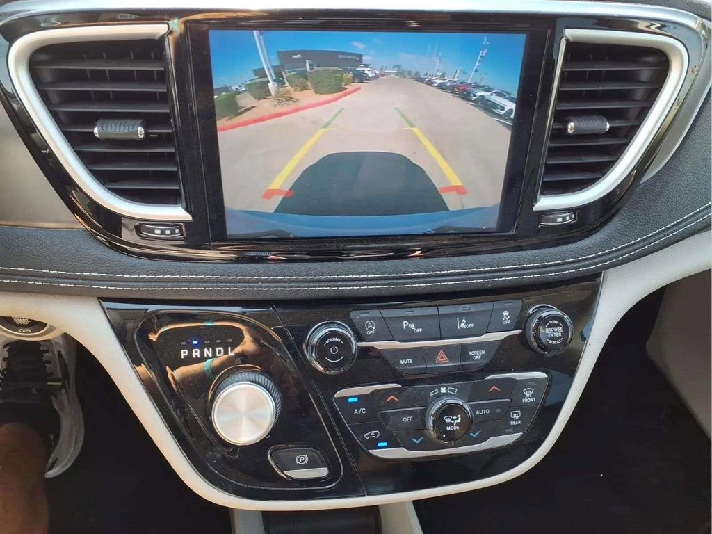 Used 2023 Chrysler Pacifica Touring-L image 18