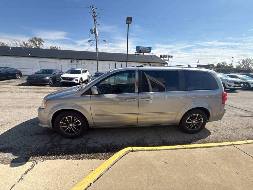 Used 2016 Dodge Grand Caravan SXT FWD image 2
