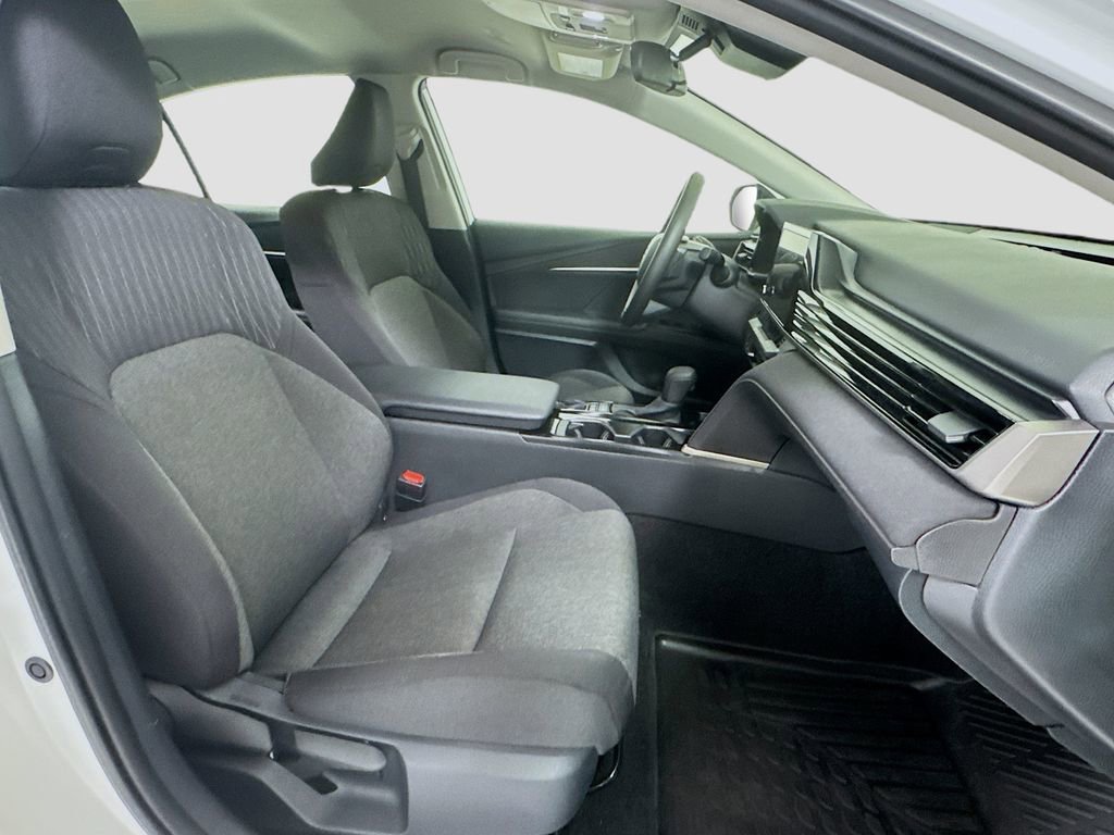 Used 2025 Toyota Camry LE AWD/4WD image 25