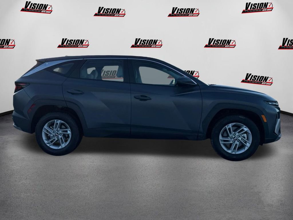 Certified 2025 Hyundai Tucson SE image 4