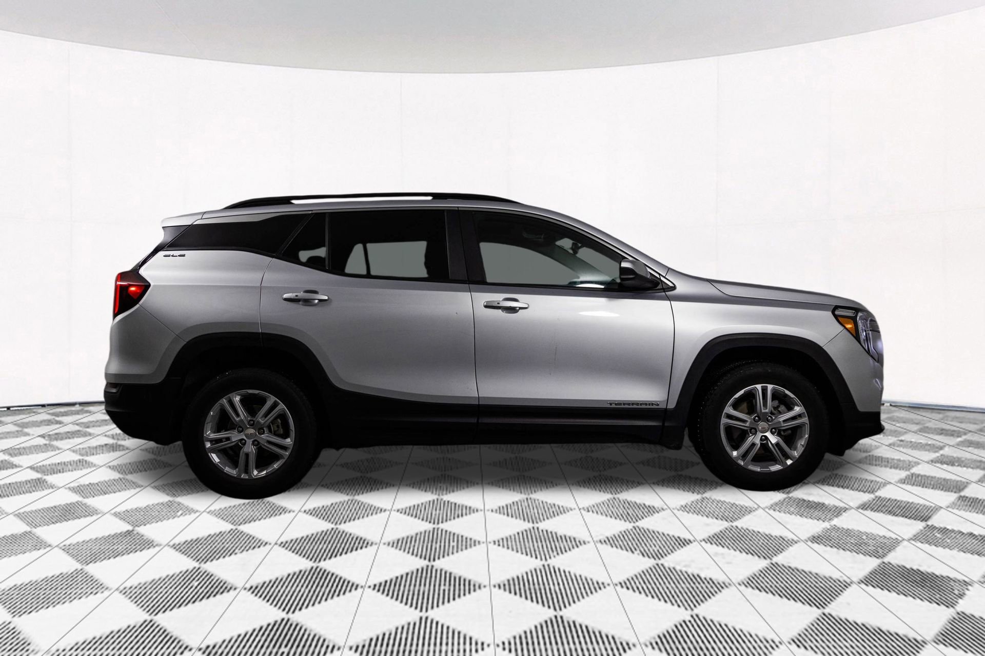 Used 2022 GMC Terrain SLE w/ Driver Convenience Package image 16