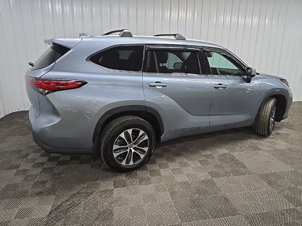 Used 2022 Toyota Highlander XLE AWD/4WD image 3