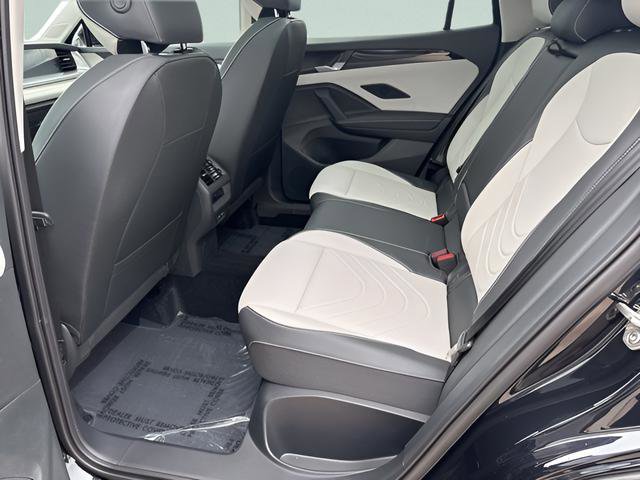 New 2025 Volkswagen Tiguan SE image 18