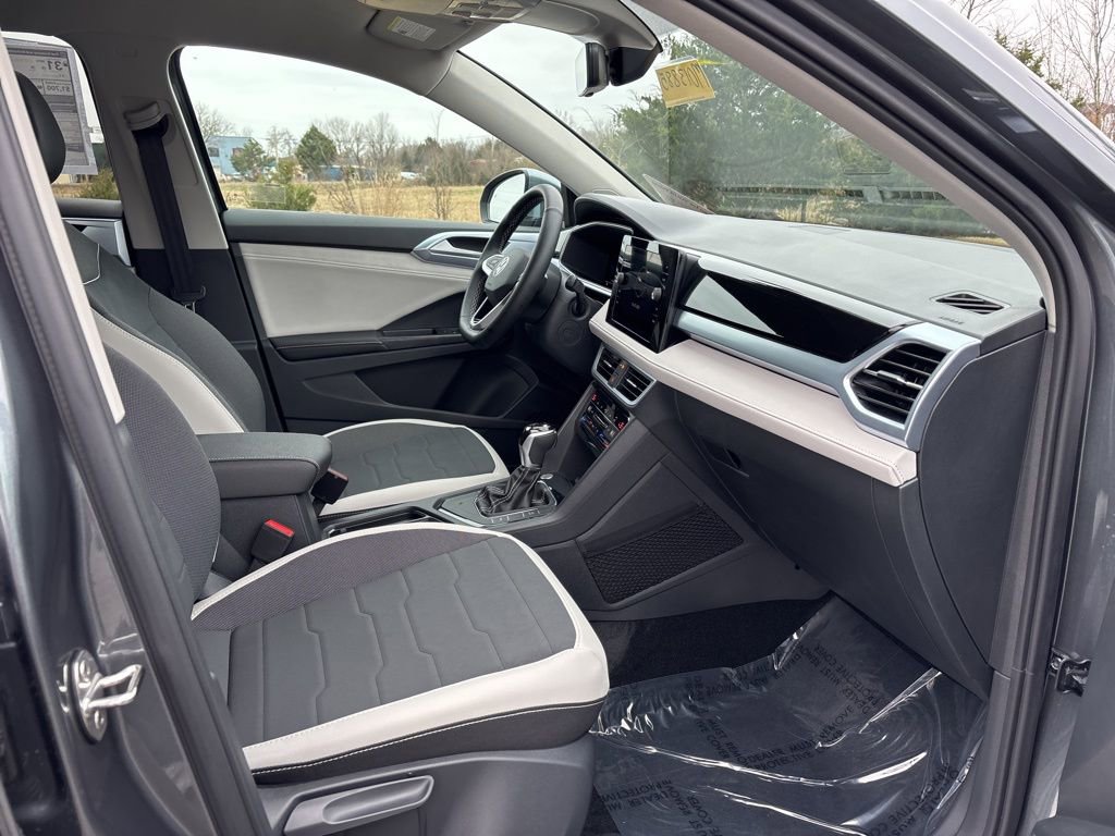 New 2025 Volkswagen Taos SE image 22