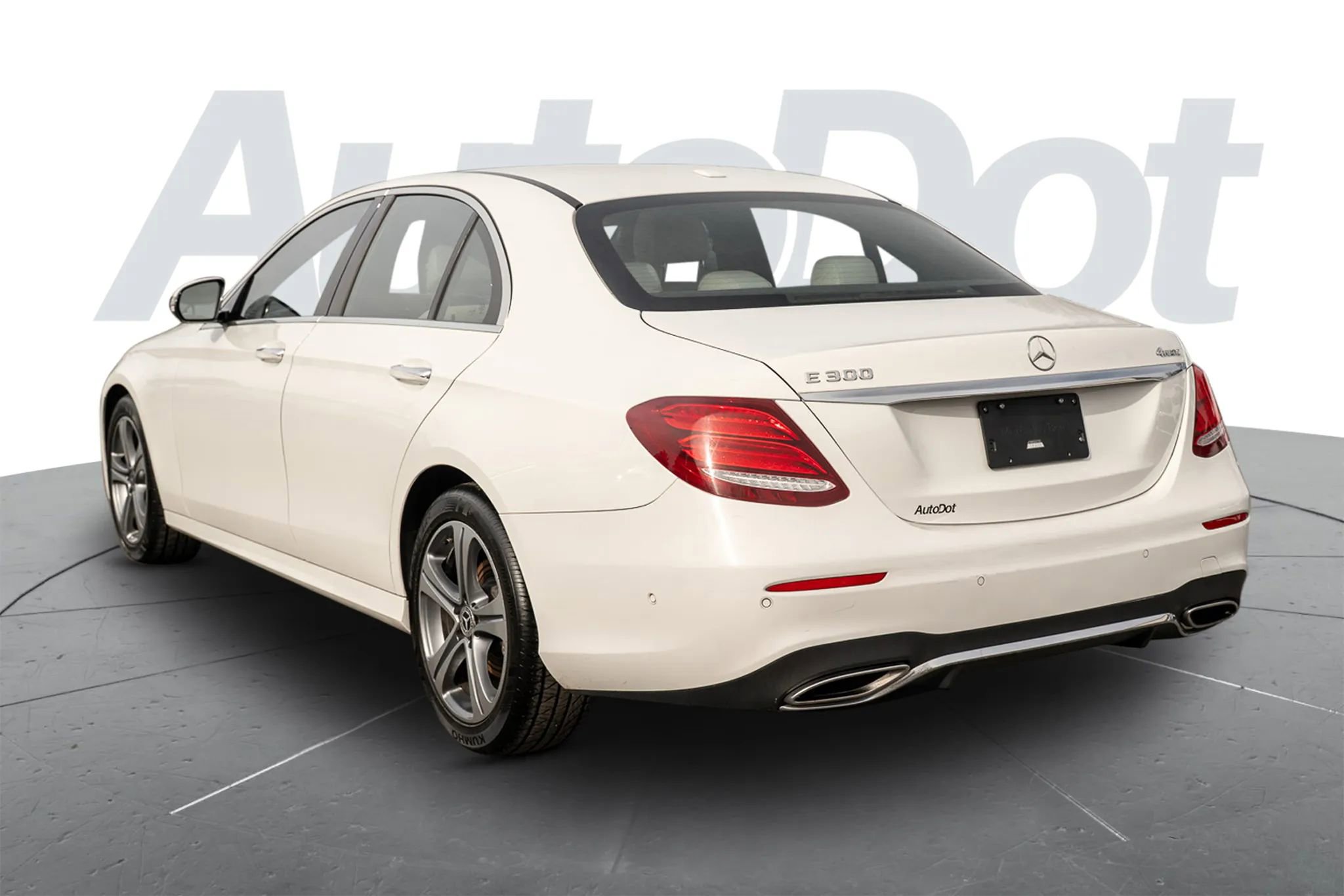 Used 2018 Mercedes-Benz E 300 4MATIC image 2