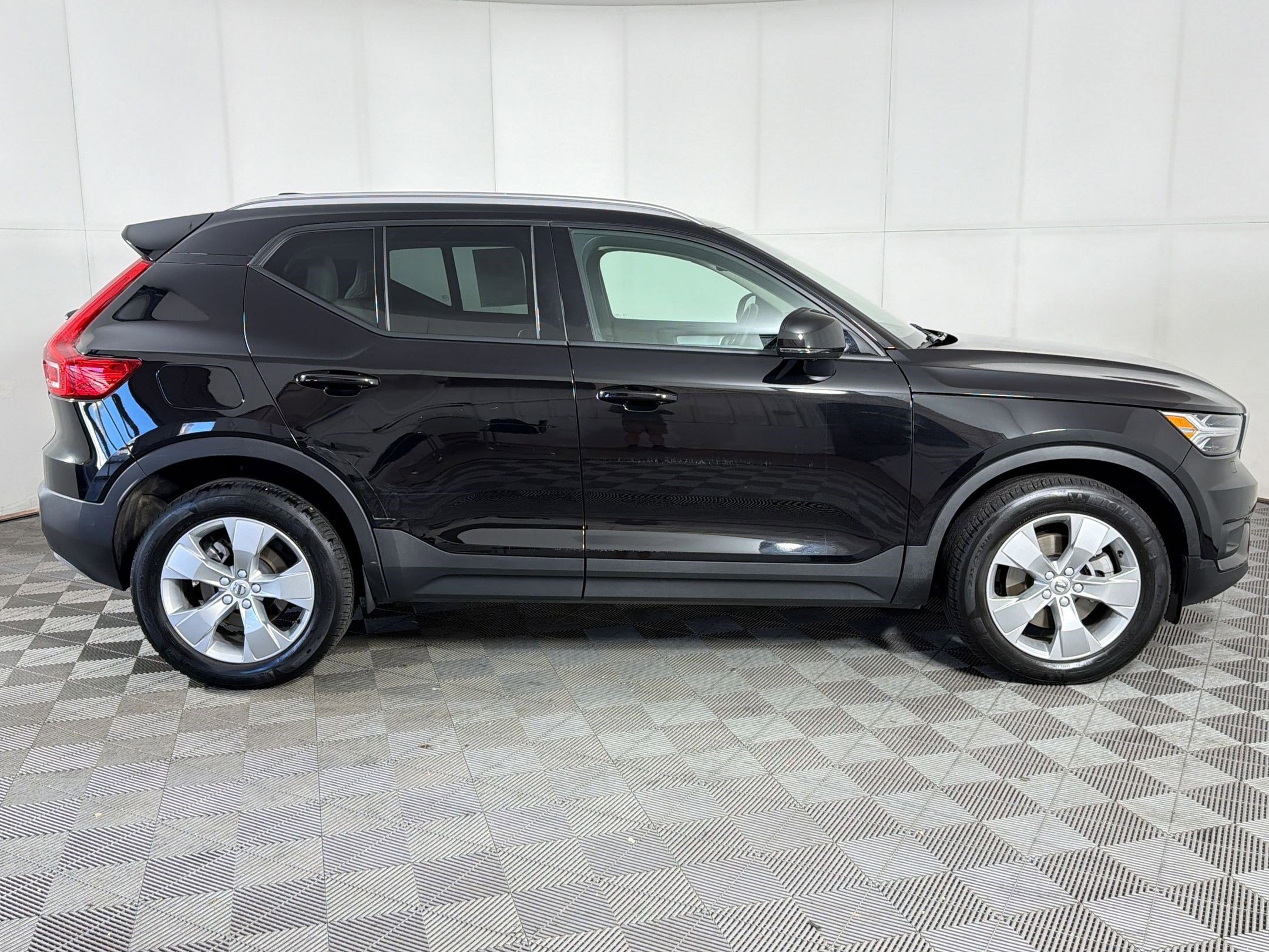 Used 2020 Volvo XC40 T5 Momentum w/ Protection Package image 8
