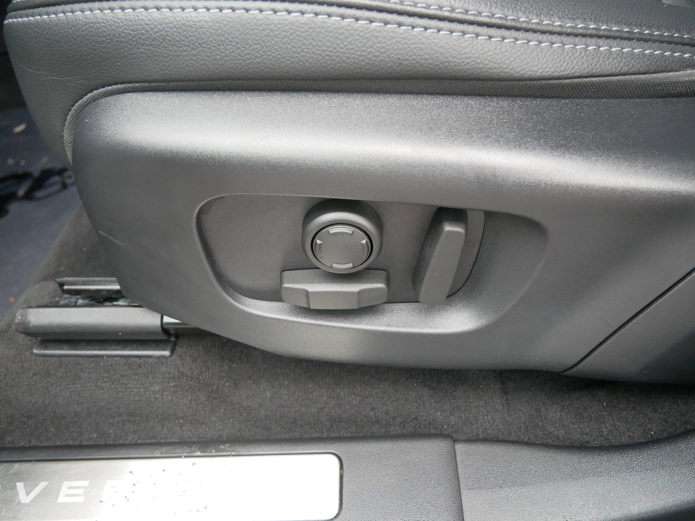 Used 2024 Land Rover Discovery Sport Dynamic SE image 19