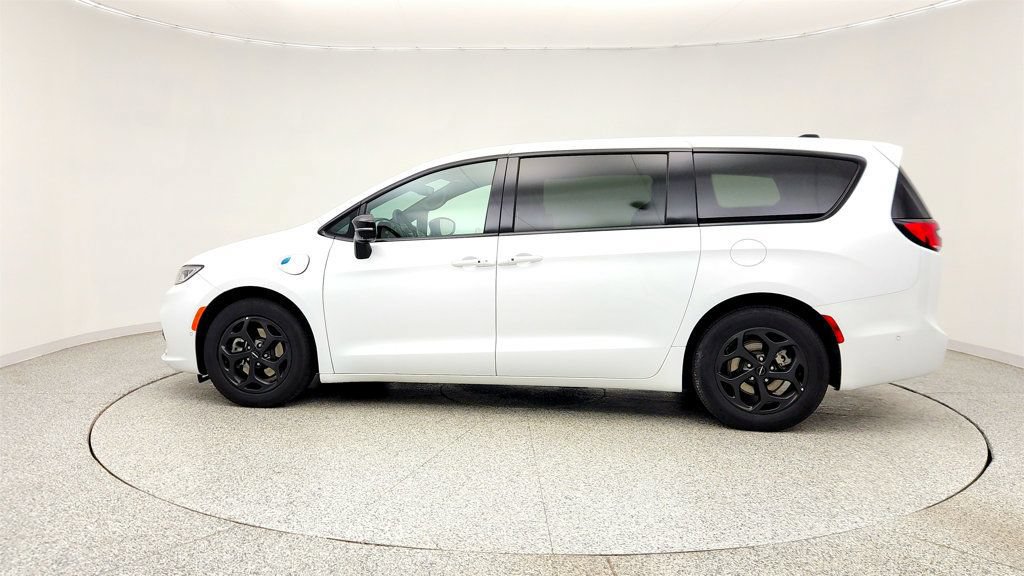 Used 2024 Chrysler Pacifica Limited FWD image 8