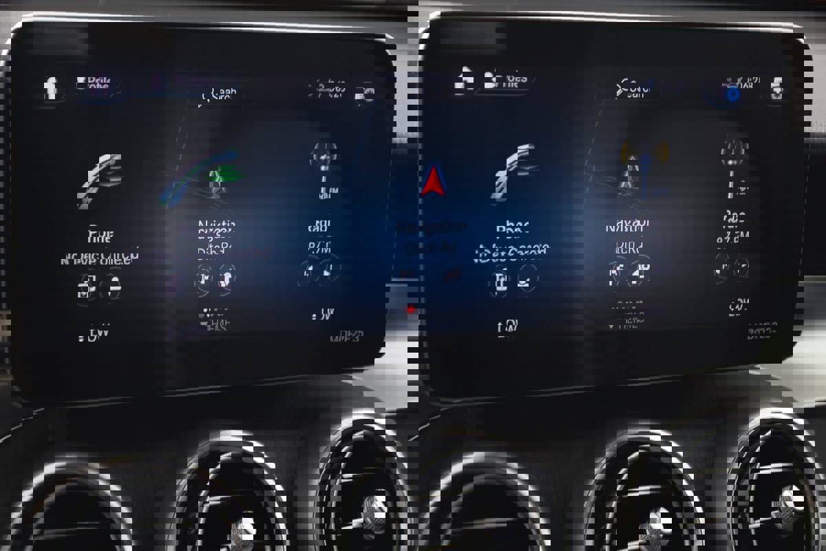 Used 2022 Mercedes-Benz GLC 300 4MATIC w/ Driver Assistance Package image 37