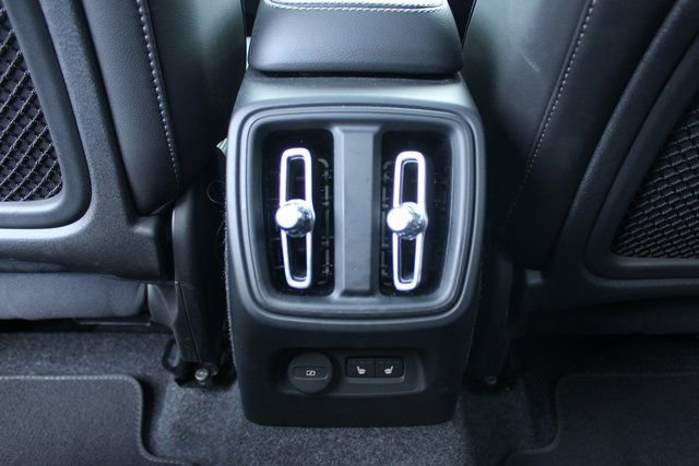 Used 2025 Volvo XC40 B5 Plus image 33
