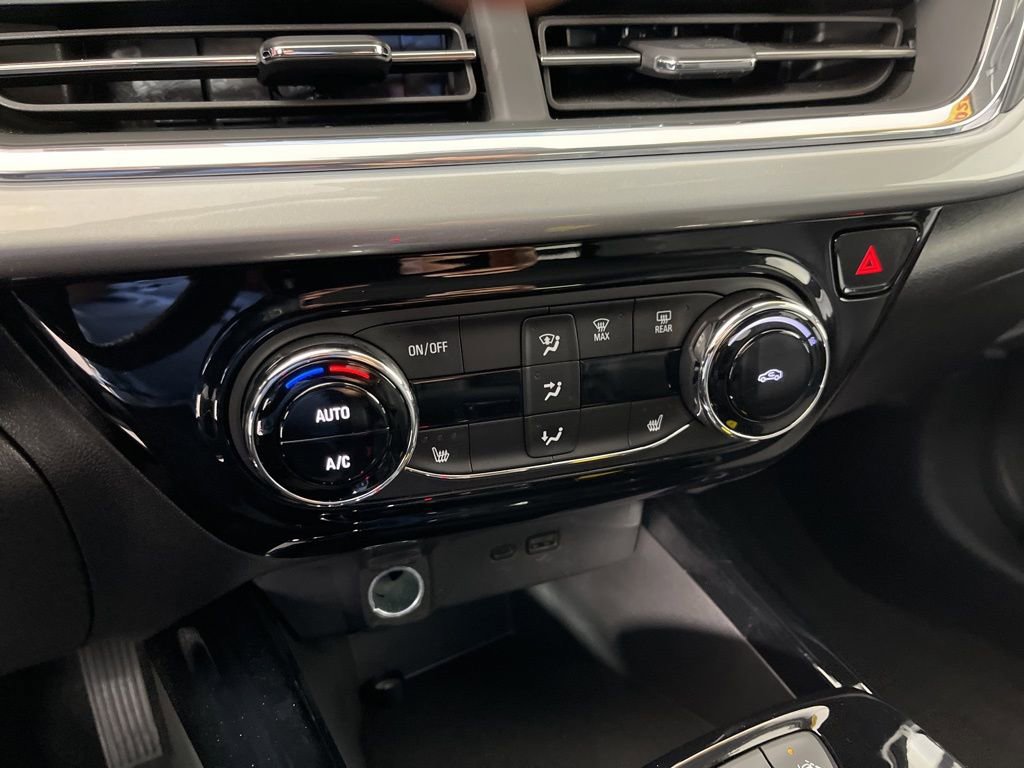 Used 2025 Chevrolet Trax LT w/ LT Convenience Package image 30