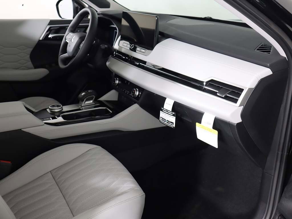 New 2025 Mitsubishi Outlander AWD image 31