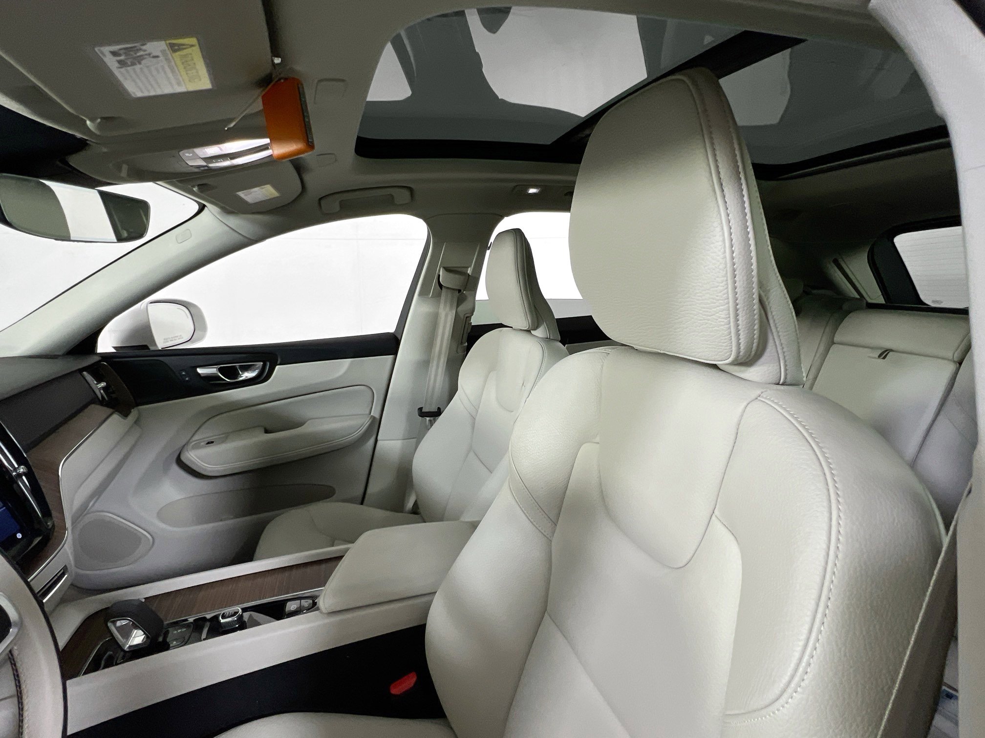 Used 2022 Volvo XC60 B5 Momentum w/ Advanced Package image 21