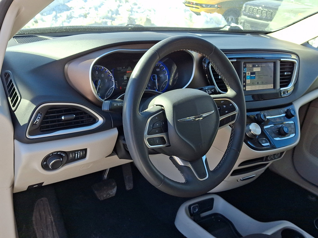 Used 2023 Chrysler Voyager LX image 25