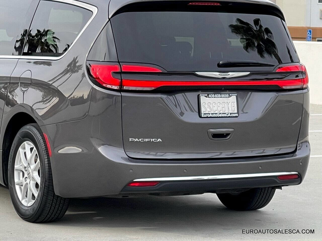 Used 2021 Chrysler Pacifica Touring-L image 10