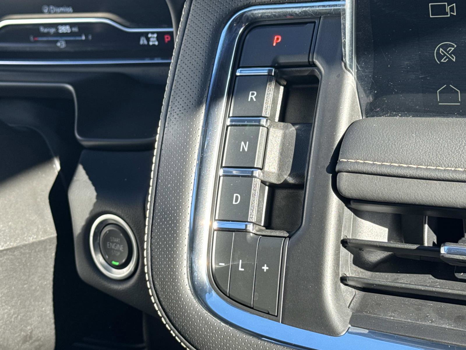 Used 2024 GMC Yukon SLT w/ SLT Luxury Package image 5