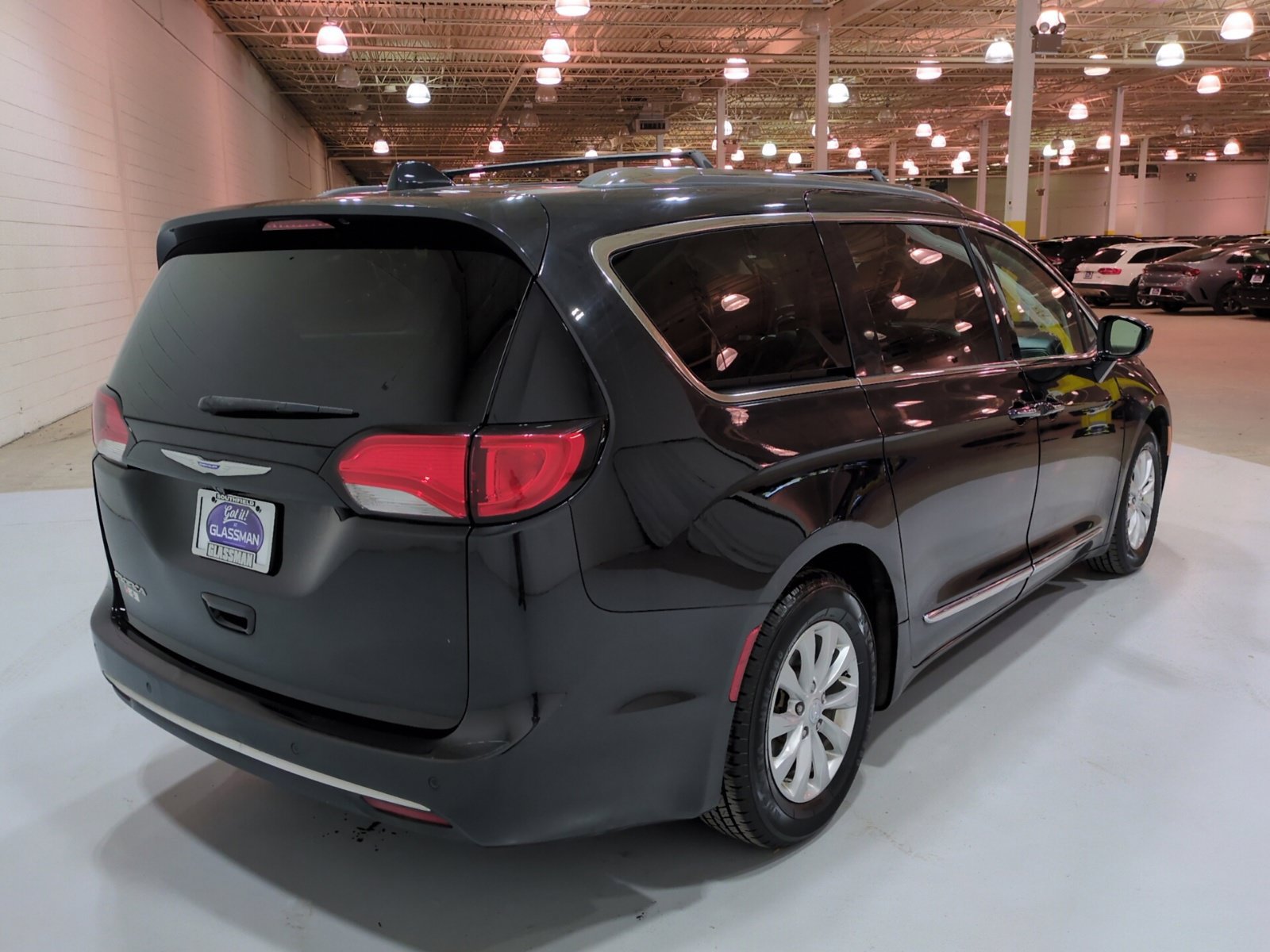 Used 2018 Chrysler Pacifica Touring-L FWD image 3