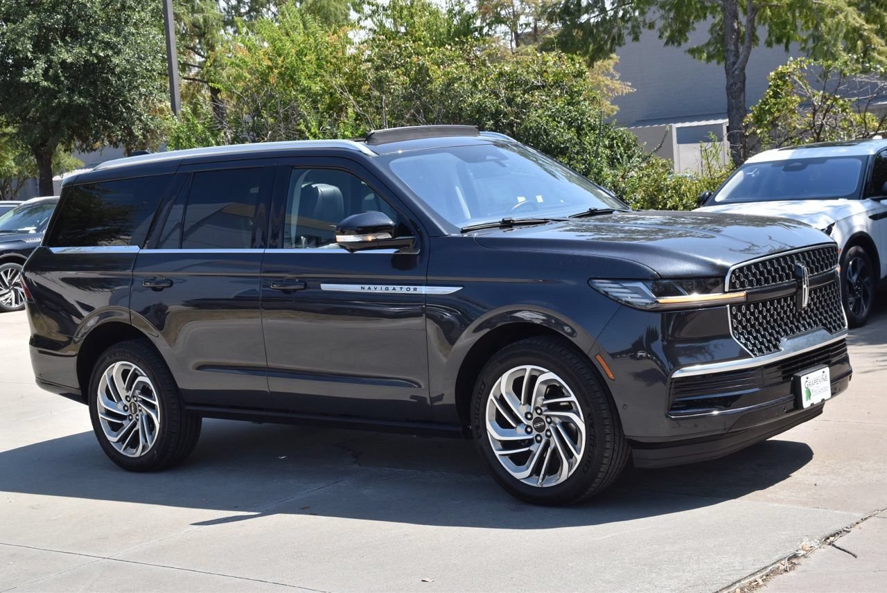 Certified 2025 Lincoln Navigator Reserve AWD/4WD image 5
