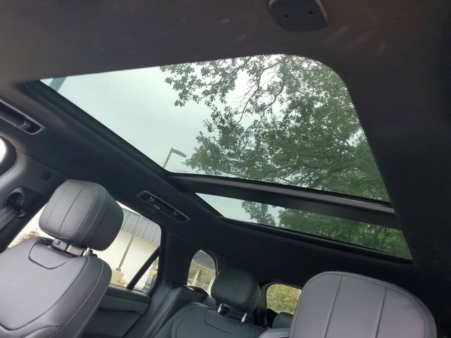 Used 2025 Land Rover Range Rover Sport SE AWD/4WD image 9