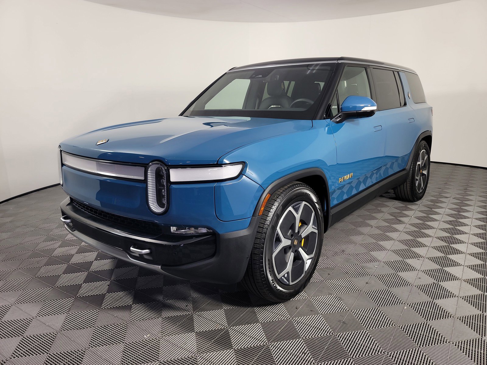 Used 2024 Rivian R1S Adventure AWD/4WD image 1