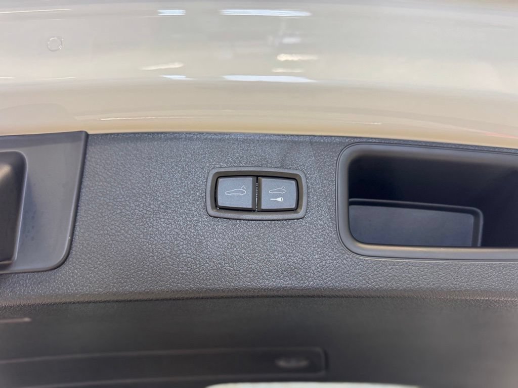 Certified 2025 Porsche Macan w/ Premium Package Plus AWD/4WD image 11