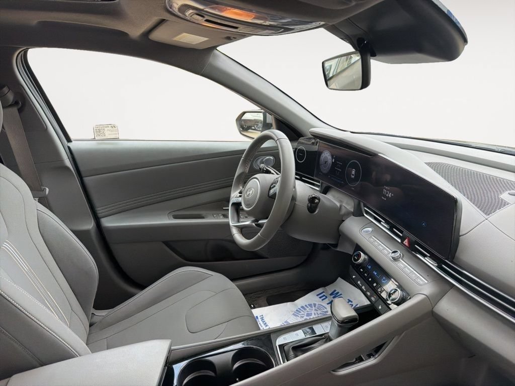 Used 2025 Hyundai Elantra SEL FWD image 14