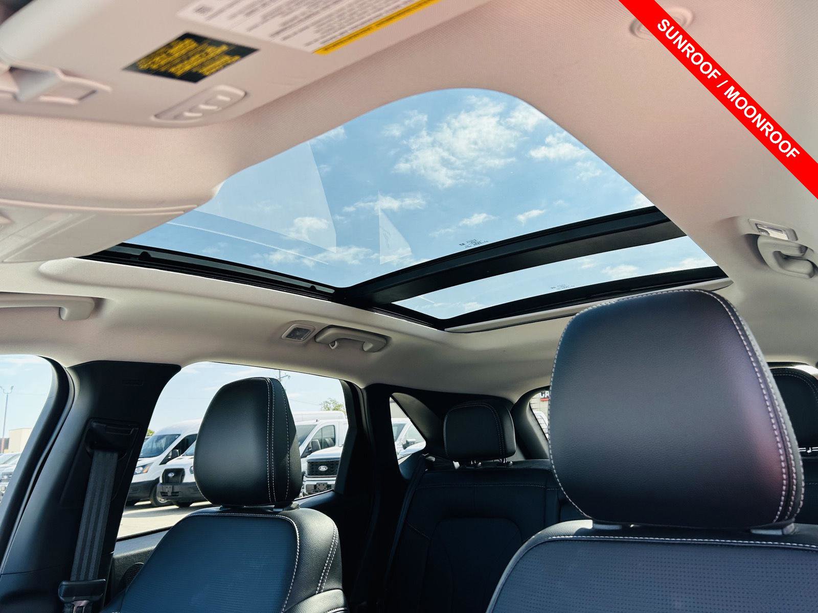 Used 2025 Ford Escape SE w/ PHEV Premium Package image 5