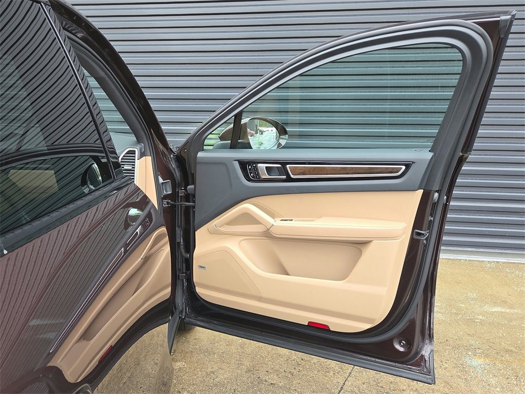 Used 2021 Porsche Cayenne Coupe image 20