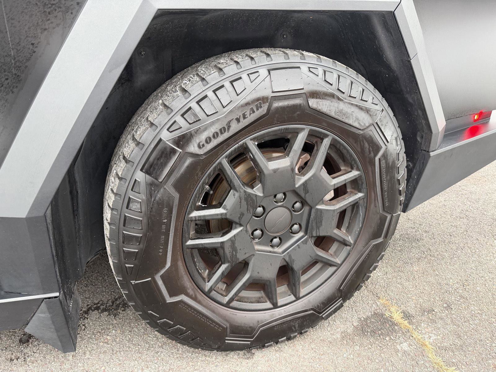 Used 2024 Tesla Cybertruck AWD Crew Cab image 39