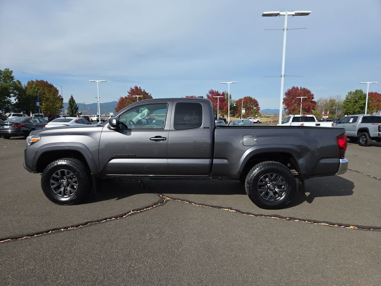 Used 2020 Toyota Tacoma SR5 w/ Blackout Package AWD/4WD image 11