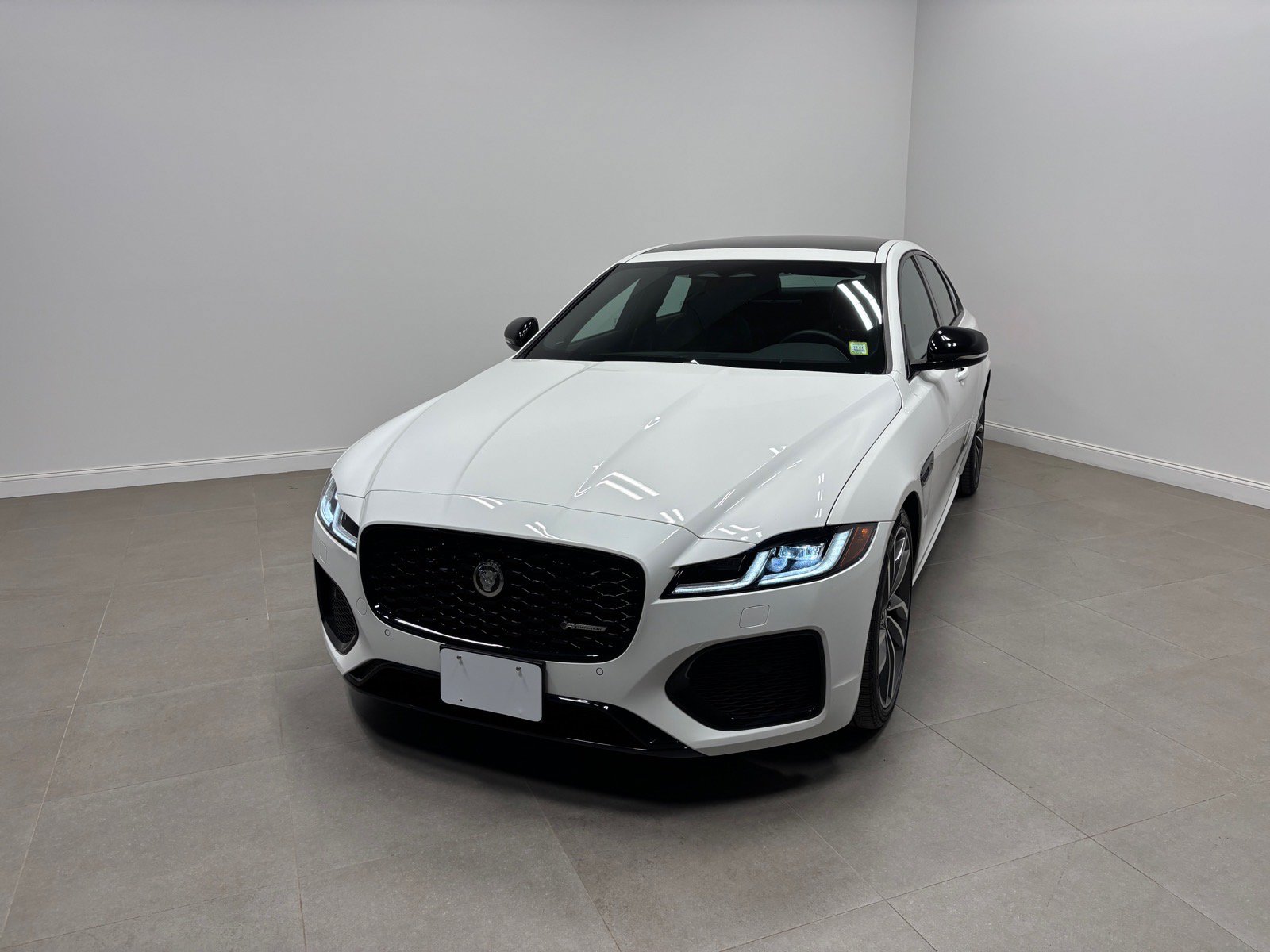 Used 2024 Jaguar XF R-Dynamic SE AWD/4WD image 2