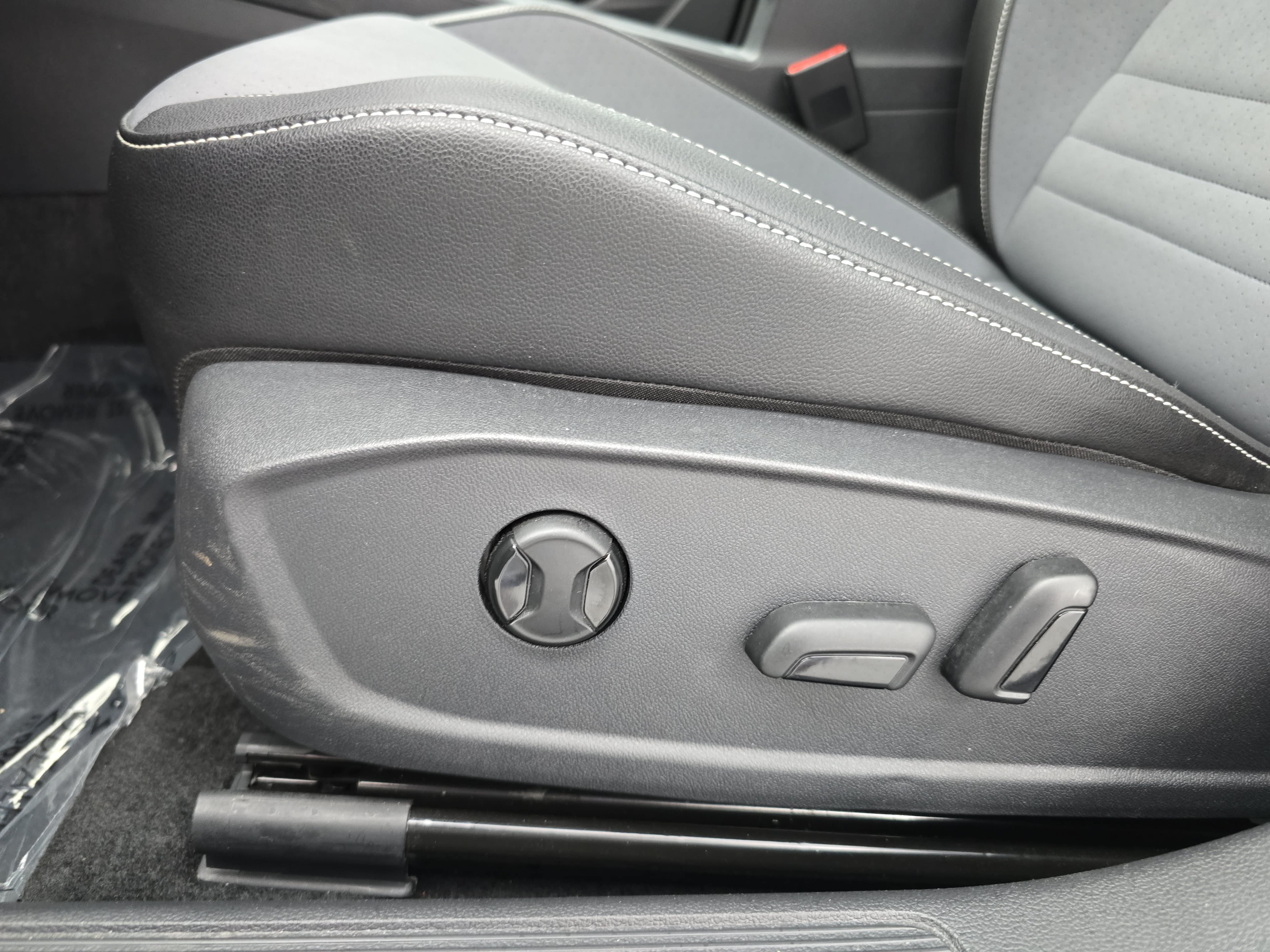 Certified 2025 Volkswagen Jetta SE w/ Sunroof Package FWD image 28