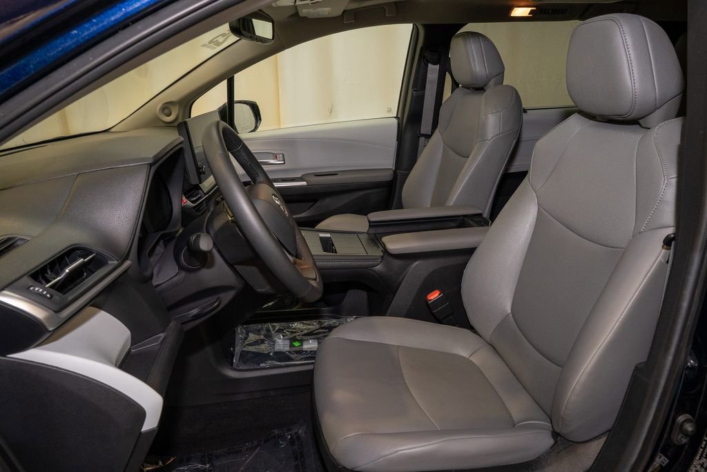Used 2025 Toyota Sienna XLE image 13