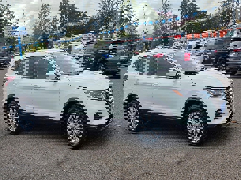 Used 2022 Nissan Rogue Sport S image 2