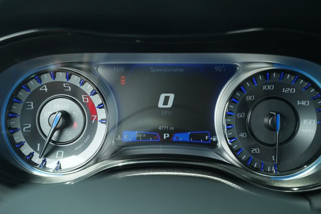 Used 2023 Chrysler 300 C RWD image 32