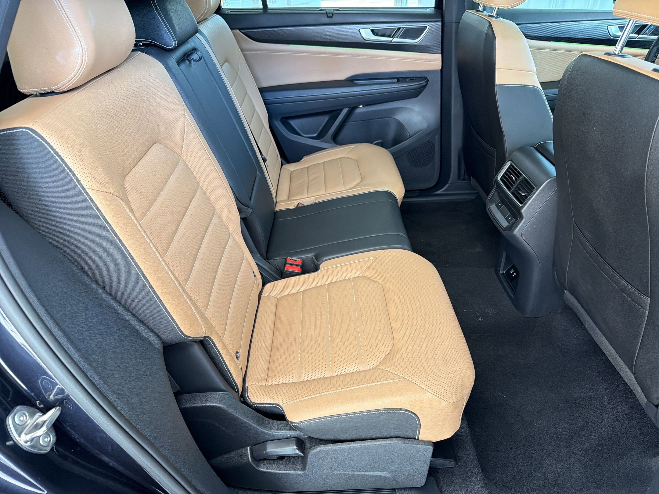 Certified 2025 Volkswagen Atlas Cross Sport SEL image 30