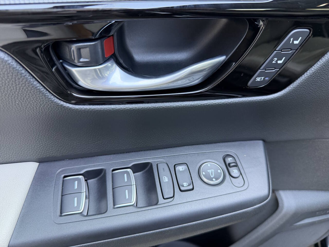 Used 2025 Honda CR-V EX-L image 16