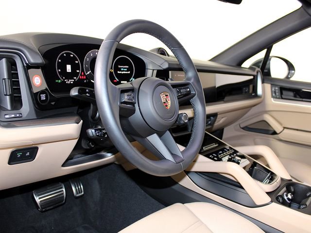 Certified 2025 Porsche Cayenne AWD/4WD image 4