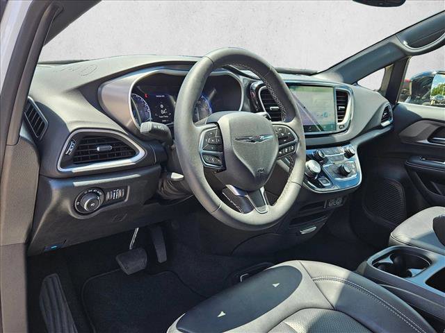 Used 2025 Chrysler Pacifica Select FWD image 9