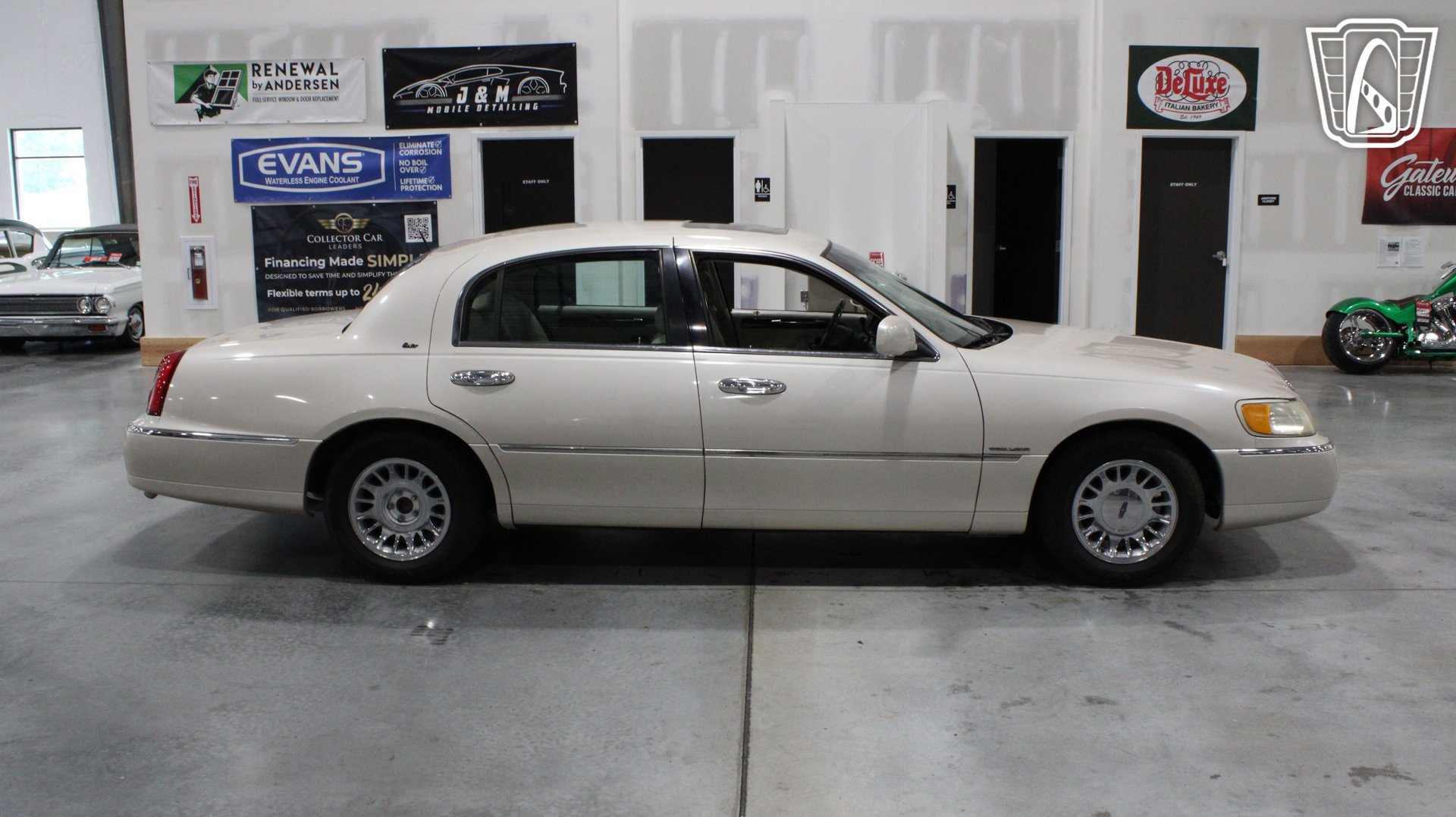 Used 1999 Lincoln Town Car Cartier RWD image 17