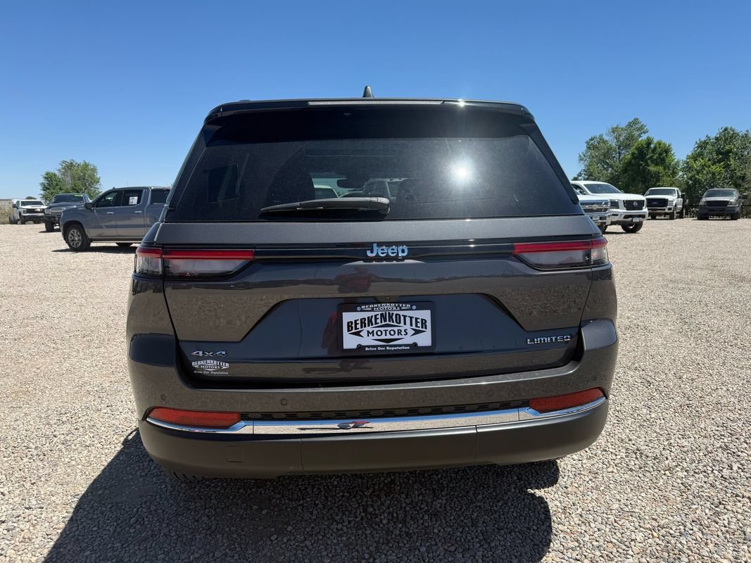 Used 2023 Jeep Grand Cherokee Limited w/ Trailer Tow Prep Group (B) AWD/4WD image 9