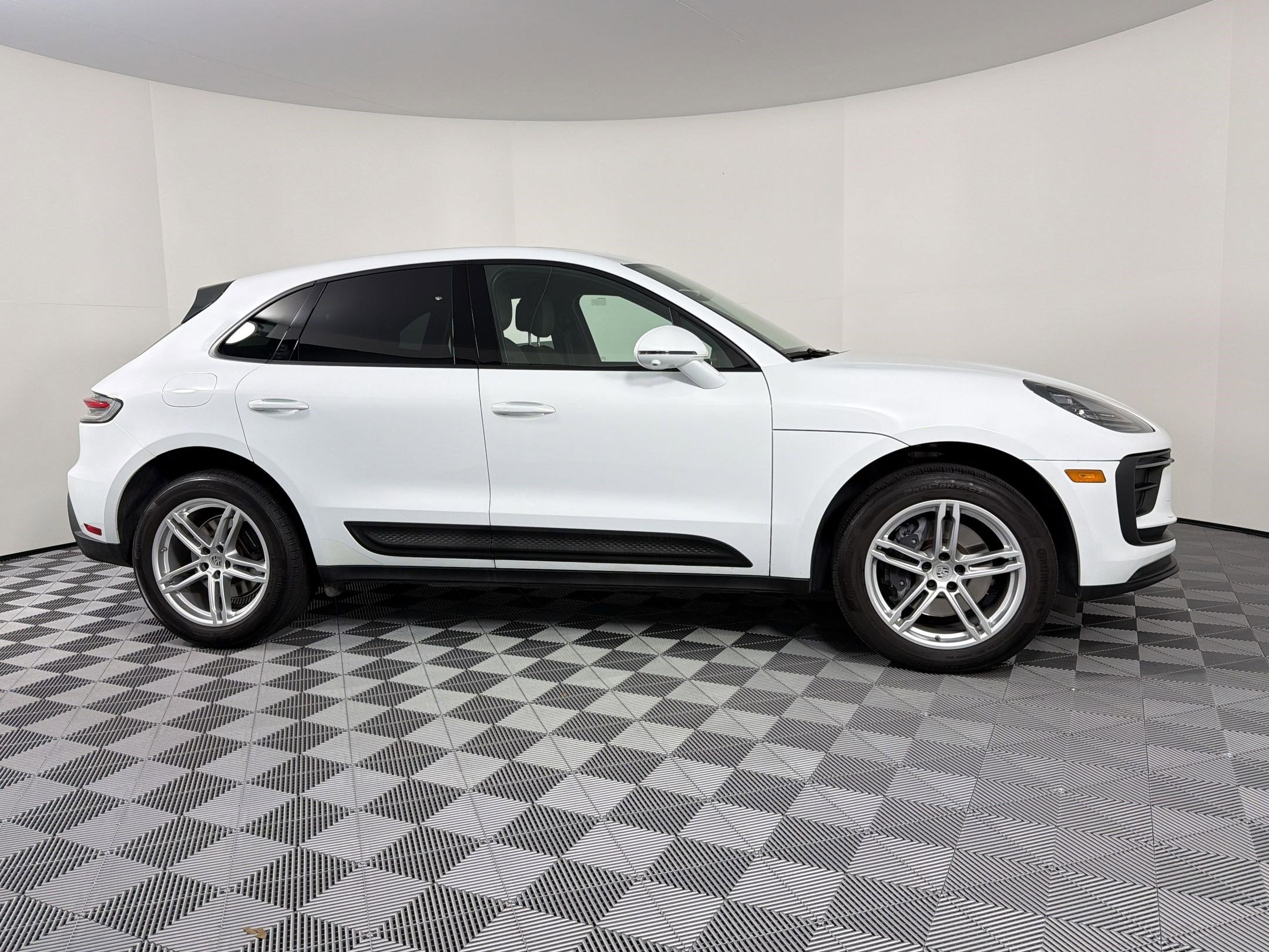 Certified 2022 Porsche Macan AWD/4WD image 9