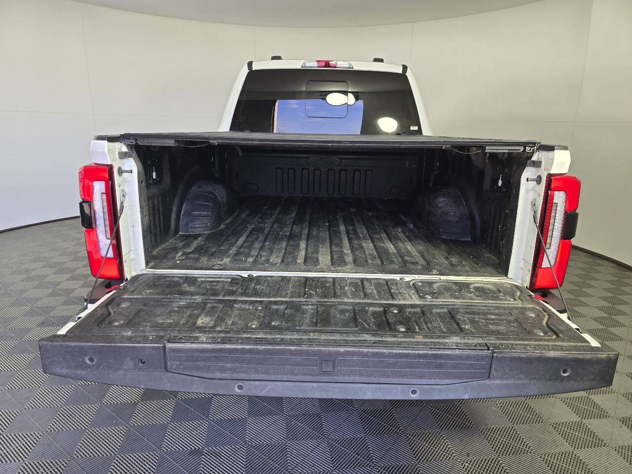 Used 2023 Ford F250 Platinum w/ FX4 Off-Road Package AWD/4WD image 9