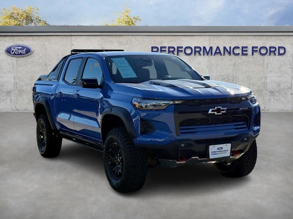 Used 2025 Chevrolet Colorado ZR2 w/ Midnight Edition image 4