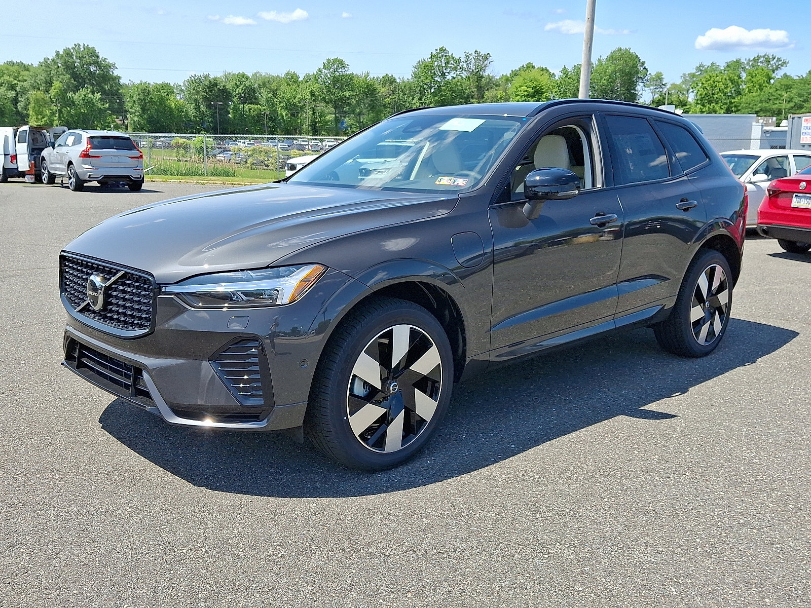 Used 2025 Volvo XC60 T8 Plus w/ Protection Package Premier image 3