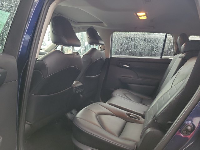 Used 2021 Toyota Highlander XLE FWD image 8