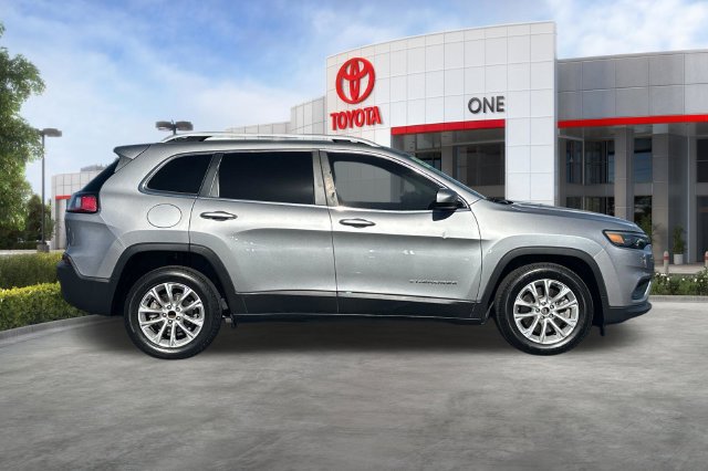 Used 2019 Jeep Cherokee Latitude w/ Popular Appearance Group FWD image 3