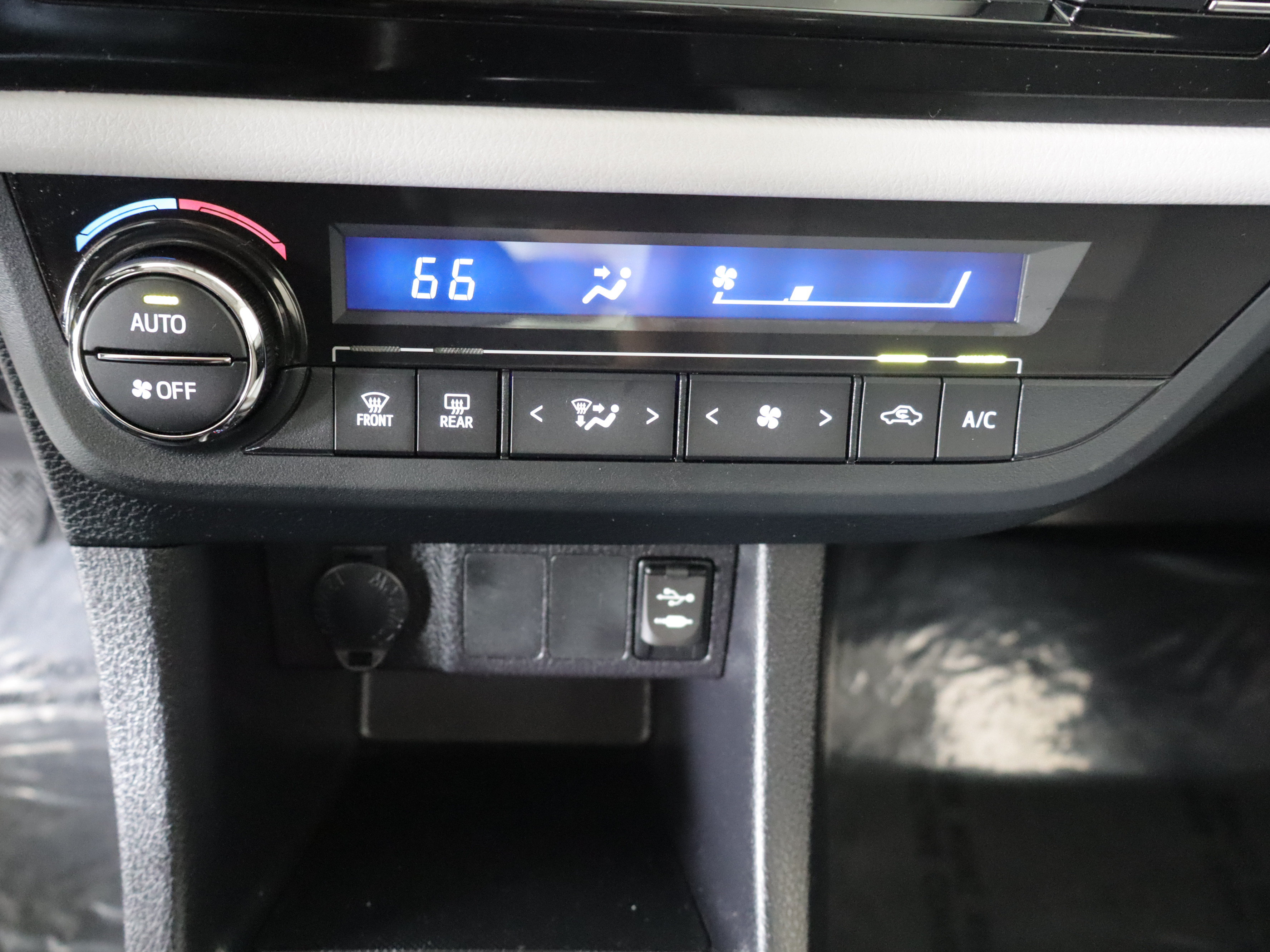 Used 2016 Toyota Corolla LE FWD image 14