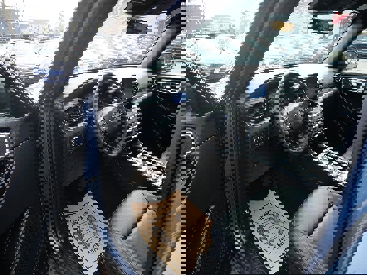 Used 2020 Ford Explorer XLT w/ Equipment Group 202A image 9